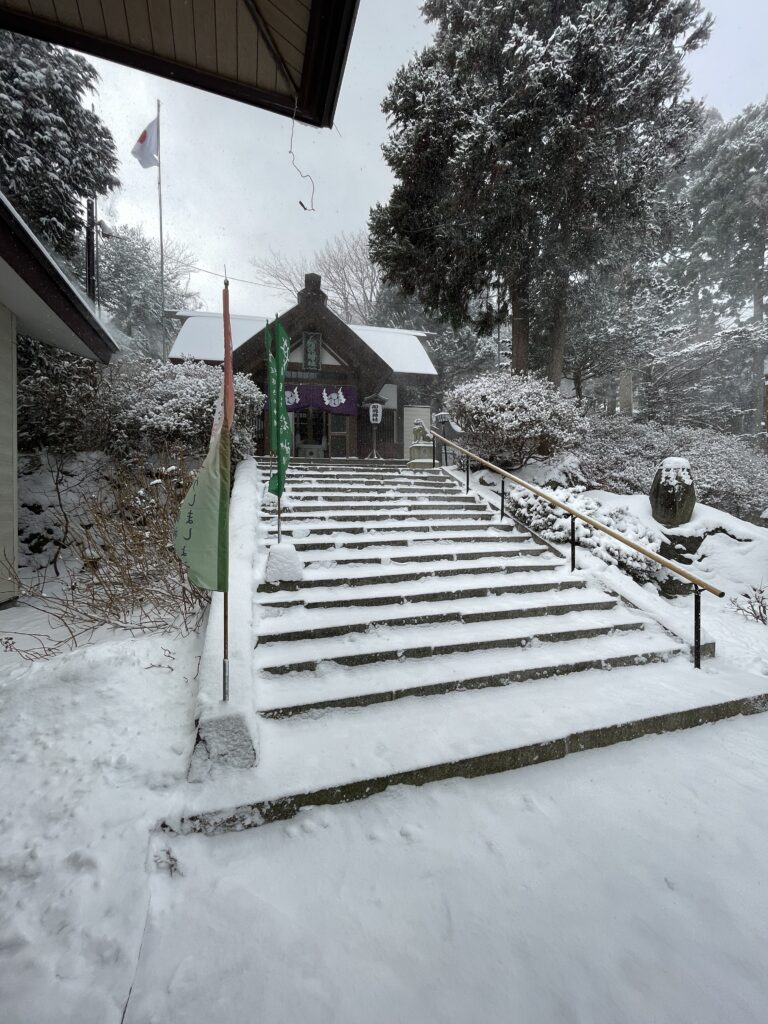 令和７年１２月２７日に行われた函館船魂神社のすす払いの様子写真