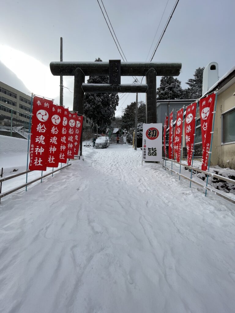 令和７年１２月２７日に行われた函館船魂神社のすす払いの様子写真2